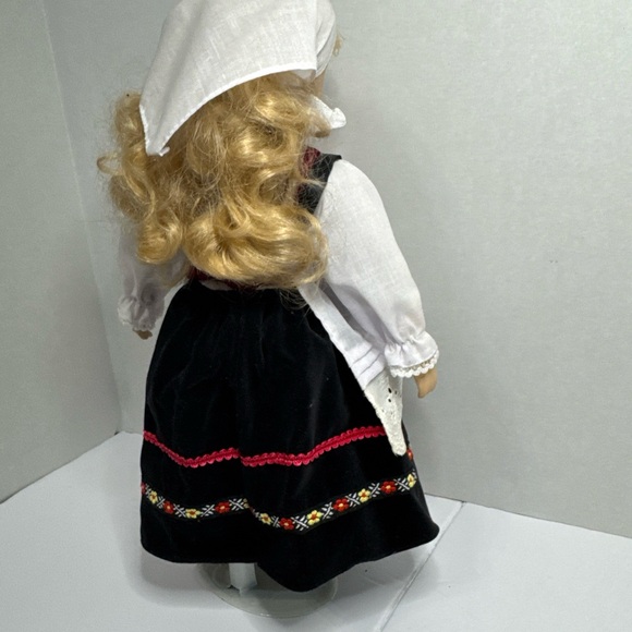 Porcelain‎ Traditional German Girl Doll - Picture 7 of 9